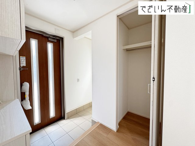 【玄関】 | 熊谷市石原　新築住宅 | ≪5号棟≫「ただいま」と「おかえり」が自然と交わされる、明るく開放的な玄関。家族の絆が深まる場所です。
現地(2026年2月撮影)