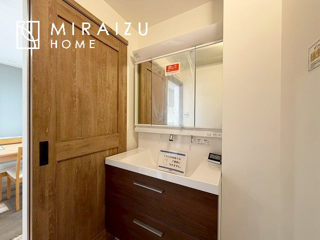 【独立洗面台】 | 高級感漂う洗面台です。鏡の後ろの収納棚もとても充実しております。コスメが大好きな奥様も、女子力高いご主人様もきっとご満足いただける収納力です。三面鏡なので、ヘアセットにも便利です。

