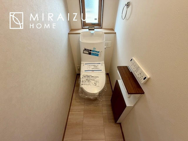 【トイレ】 | 空気の換気と窓からの光の明るさに配慮した清潔感のあるトイレ、ご自分の好きなアロマや芳香剤を置いて落ち着く空間を演出、一人になれる空間ですから、リラックスしたいですね。
