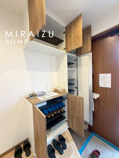 【玄関】 | いってきます♪ただいま♪明るい声が聞こえてきそうな玄関。ナチュラルなカラーがとても清潔感のある造りです♪
