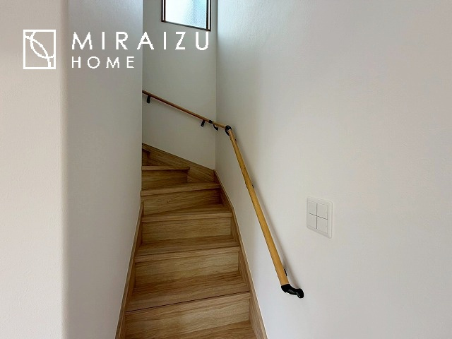 【内装】 | プライベートの空間もみんなで過ごす空間も両社兼ね備えたつくりです。階段には安全性を配慮し、手すりを設置。太陽の光と風が心地良い窓も付いた内装です。
