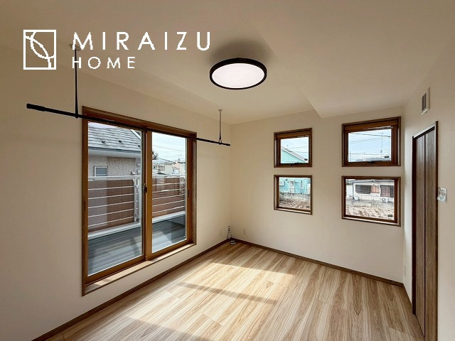 【洋室】 | 居心地の良さそうなリラックスできる空間。独立性のある建物ですので、ご自分の時間を大切にしたご家族様にぴったりです！
