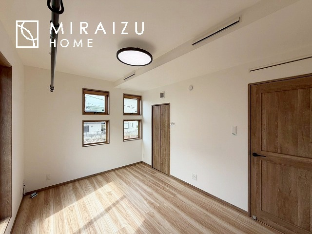 【寝室】 | 広さのある洋室は、ご夫婦様の寝室にぴったりですね。ご主人様の趣味のものや書斎などにも使用できるくらいの広さが嬉しいです。収納もばっちり完備してますのでお荷物が多いご家族様も安心してお暮しいただけます！