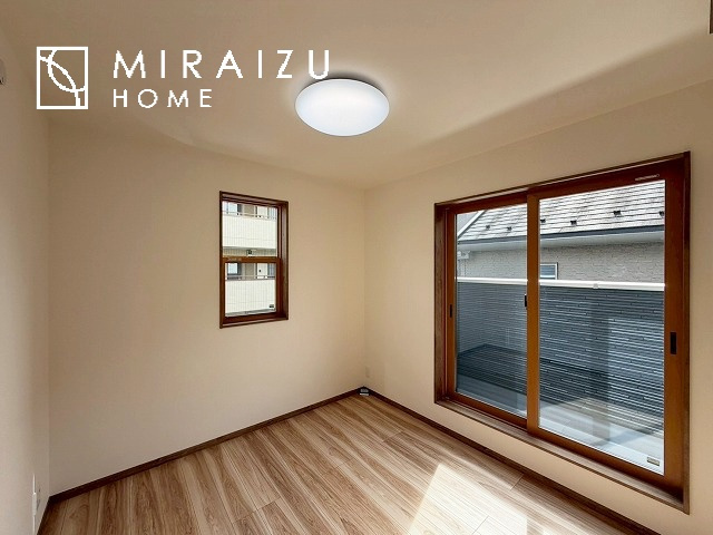 【子供部屋】 | お子様のお部屋にも主寝室にも使えますね。窓が二面についていますので採光もばっちり、空気の入れ替えもOK！自分のお部屋を持ちたいお子様の夢を叶えます！
