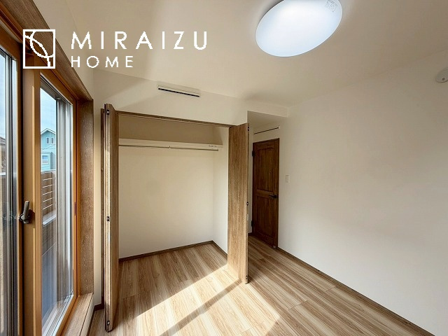 【収納】 | 収納力も自慢です。お洋服がお好きなお客様も多いですよね、衣替えをしなくてもお洋服をしまっておけそうなくらいの広さですね！
