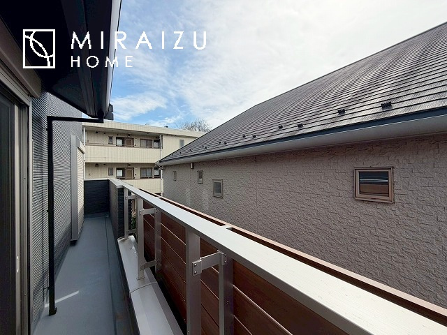 【バルコニー】 | 小鳥の鳴き声で目覚める朝、爽やかな風が入ります。太陽の陽射しでお洗濯物がカラッと乾き、気持ちの良い洋服とお布団で快適に過ごせます。