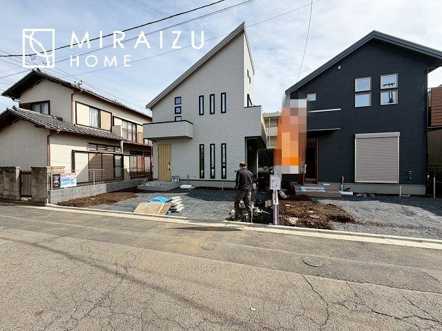 【外観】 | 青く澄み渡った綺麗な空と、陽の光をたっぷりと受ける、そんな新築住宅で新生活をスタートしてみませんか？見学・ご相談等、ミライズホーム(株)までお気軽にご連絡下さい。