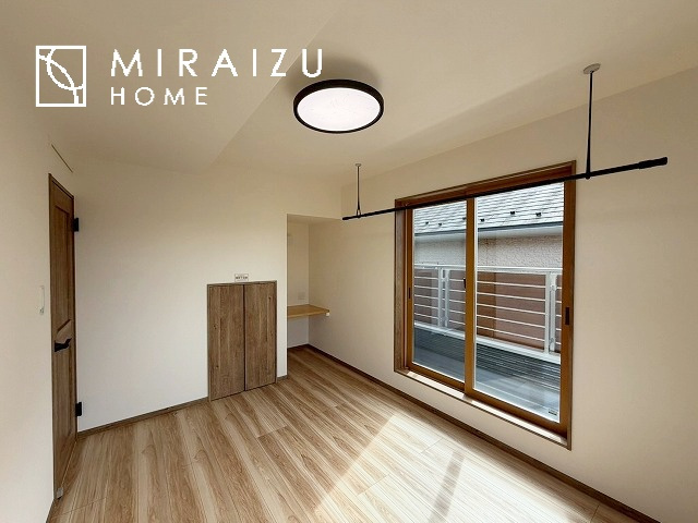 【洋室】 | 心も体も癒されるゆったりと落ち着いた洋室。窓が多いつくりになっています。窓が多いと明るい空間を保ち、室内へ気持ちの良い風も取り込んでくれます。