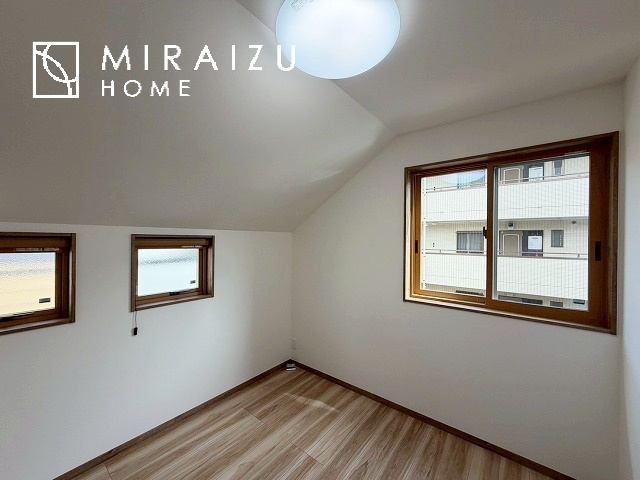 【子供部屋】 | 床のフローリングもオシャレな洋室が嬉しいです。独立性のある住宅ですので、各居室それぞれ、テイストの違うお部屋インテリア造りをしても面白いかもしれませんね！