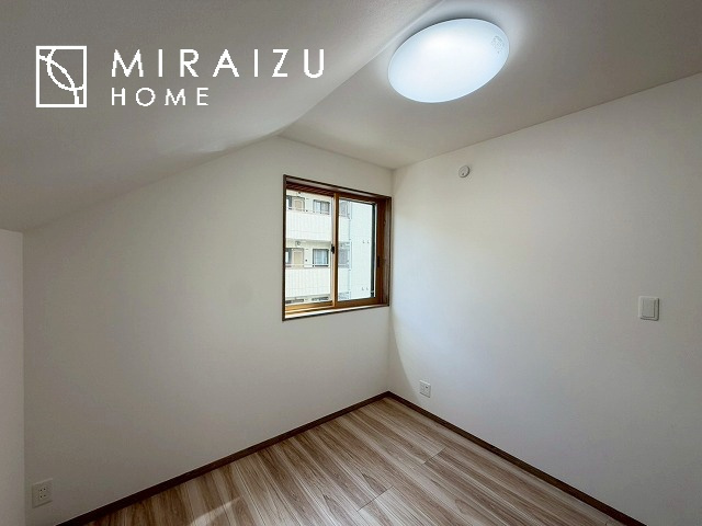 【洋室】 | 小鳥の鳴き声で目覚める朝、爽やかな風が入ります。太陽の陽射しでお洗濯物がカラッと乾き、気持ちの良い洋服とお布団で快適に過ごせます。