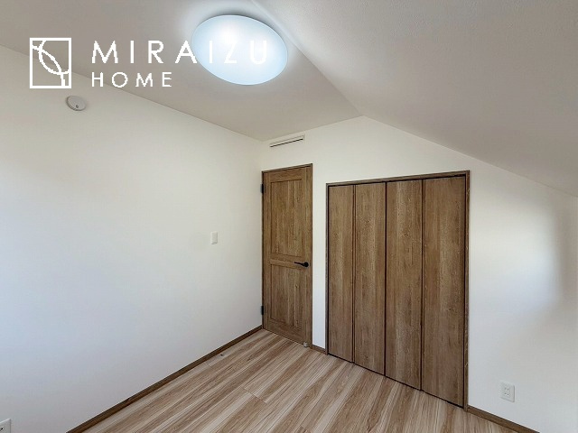 【収納】 | 収納あり、自然な採光ありの洋室。家族みんなが気持ち良く目覚められる、過ごしやすい主寝室などにもお勧め。もちろん、ペットもご一緒に。