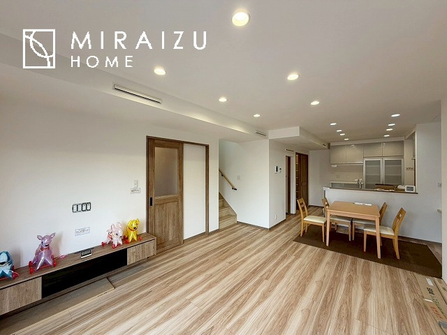 【居間・リビング】 | 陽当たりが心地の良いリビング空間です。日中はカーテンを開けて自然な光を取り込みリラックスして過ごしたいですね、照明器具もセンスの良いものを使いたいですね。
