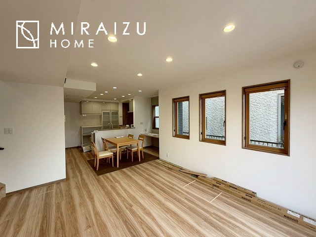 【居間・リビング】 | 大きな窓が特徴の南向きリビングでは、太陽光も沢山取り込むことが出来てお家の中にいても日光浴が可能ですね、開放的な空間です。インテリア選びも楽しそう、ご家族様で相談しながらインテリア配置も楽しみたいです