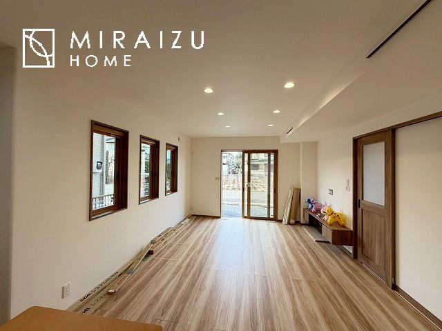 【居間・リビング】 | 明るい光が取り入れられる空間設計のリビングです。インテリア配置もしやすい間取りです。壁や床の色と合わせて落ち着いたインテリアも選びたいですね♪グリーンを飾っても素敵だと思います。
