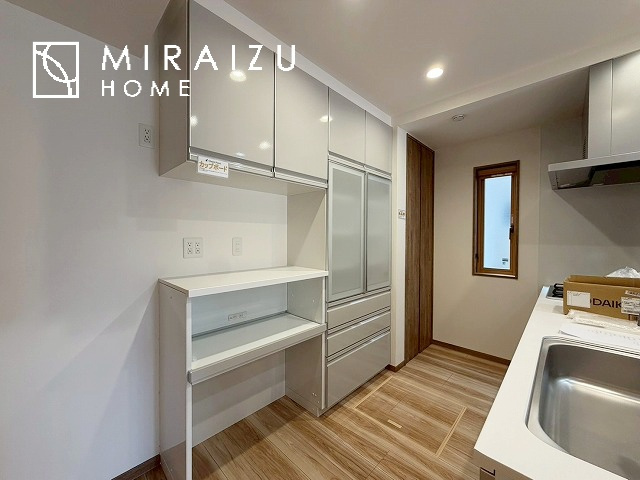 【キッチン】 | 洗練されたキッチンでは毎日の家事を少しでも楽に快適に工夫したいですね、大きいシンクではお皿洗いもストレスフリー、3口コンロでは要領よくお料理も可能です。レンジフードもお掃除がしやすい設計が嬉しい。
