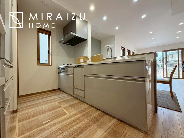 【キッチン】 | スッキリとした形が上品な広々ワイドキッチンです。レンジフードもすっきりとした造りなので圧迫感もございません。窓もあり明るい空間の中で毎日お料理することが可能です。収納スペースも広いのが嬉しいですね。
