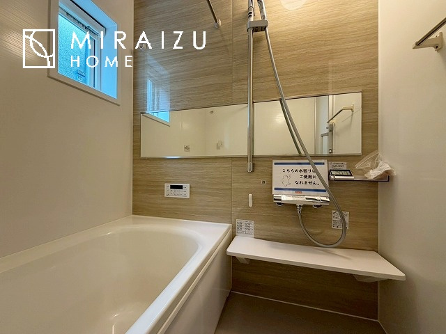 【浴室】 | 清潔感のあるホテルのような広い浴室が自慢です。疲れた日にはお湯をためてリラックスタイムを楽しみたいですね、今はスマホも防水の時代です、半身浴をしながら動画視聴、漫画視聴、楽しく過ごしたいですね^^
