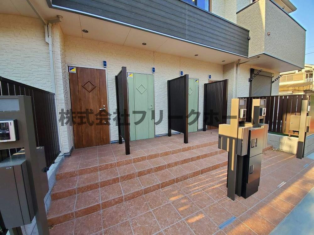 小金井市東町２丁目のアパートのエントランス