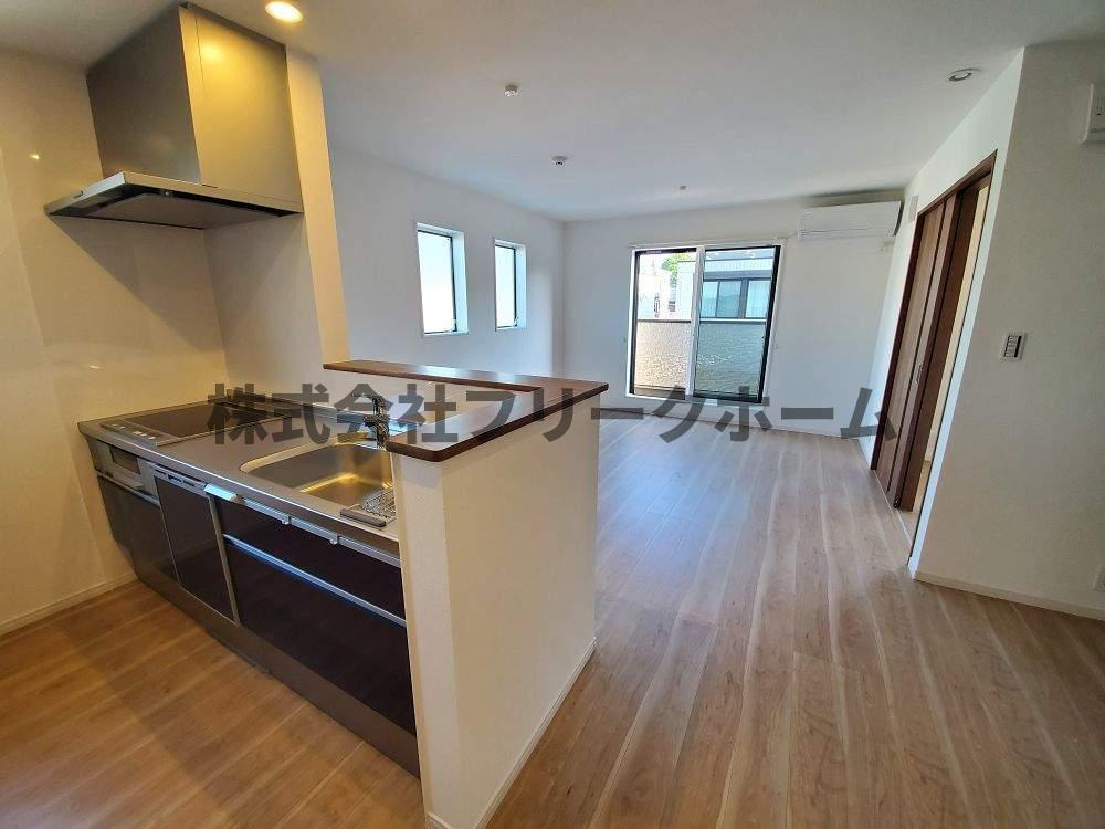 小金井市東町２丁目のアパートの居間・リビング