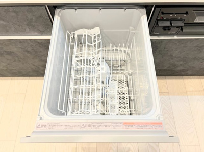 【キッチン】 | 大倉山パークハイツ | 【設備】食器洗浄器付システムキッチン自分で洗わなくて済むので楽々。食器洗いに使っていた時間を他の家事にあてたり、ゆっくり休んだりもできます。 水仕事が減れば手荒れの防止にもなります。