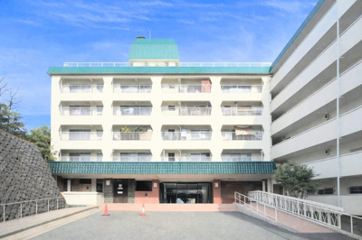 【外観】 | 大倉山パークハイツ | ◆一戸建てを中心とした街並みが整然と続き、周辺は高い建物が建っていないので、緑の多い閑静な趣を感じる環境です。街並みや周辺環境も重要なポイントです！！