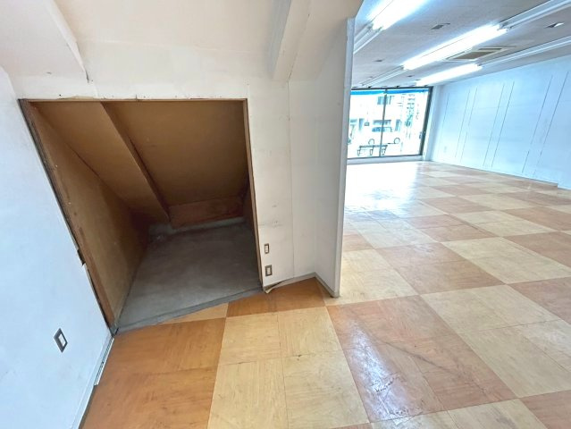 籠田町　丸万ビルの内装