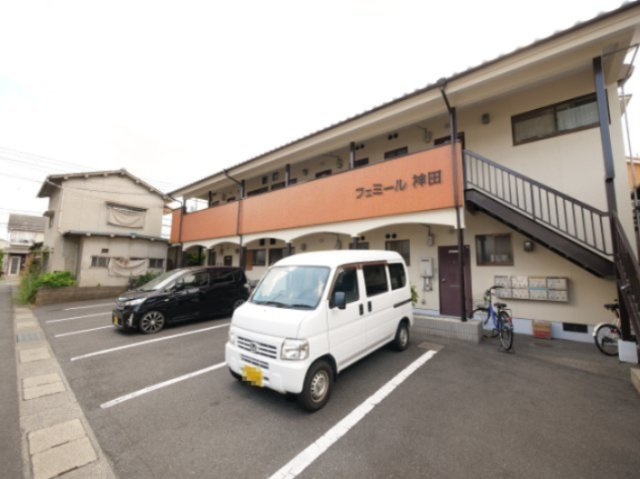 フェミール神田の駐車場