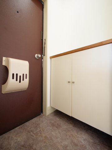 フェミール神田の玄関