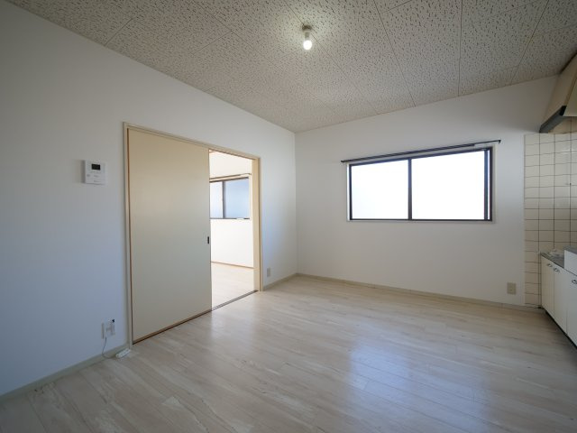 フェミール神田の洋室