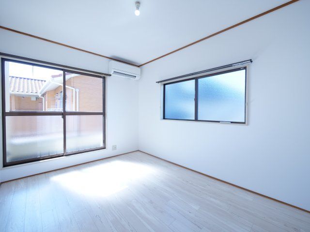 フェミール神田の洋室