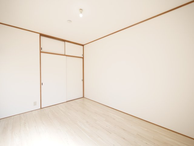 フェミール神田の洋室