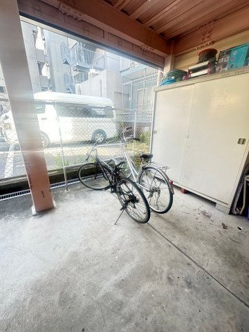 インテルナナカガワビルの駐車場