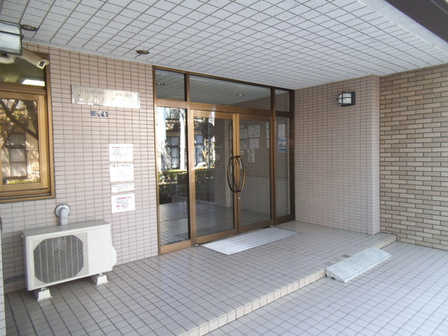 シャルム　ウキマのエントランス|広めのエントランスです！