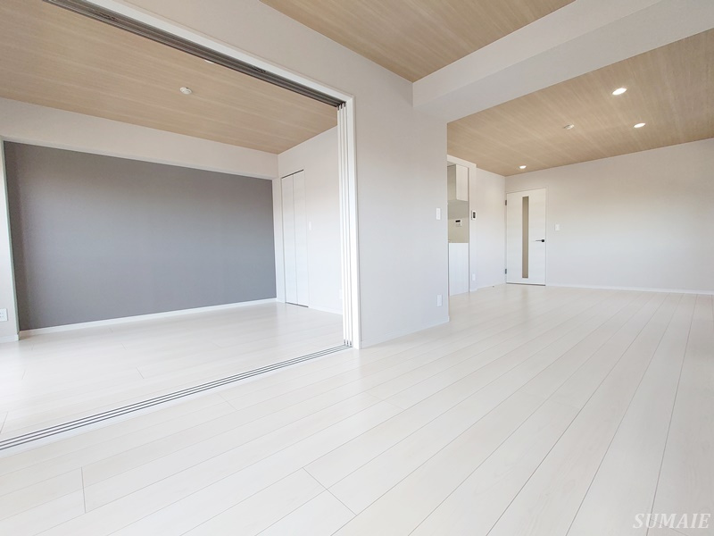 シャルム　ウキマの居間・リビング|窓側からのアングルです☆