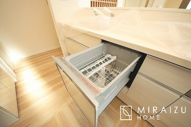【その他】 | 食洗器付きのキッチンです。忙しい奥様の家事を助ける、なくてはならない嬉しい設備ですよね。食洗器は手荒れの心配もなく、油汚れも高温でスッキリ落ちるので、お片付けも苦にならないメリットがございます。