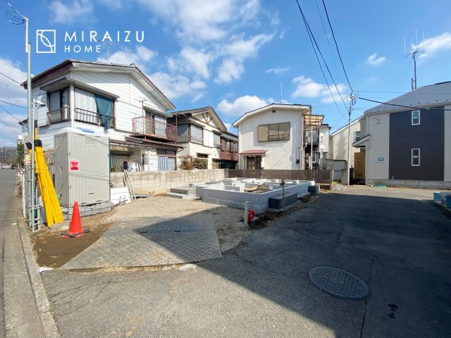 【外観】 | 青く澄み渡った綺麗な空と、陽の光をたっぷりと受ける、そんな新築住宅で新生活をスタートしてみませんか？見学・ご相談等、ミライズホーム(株)までお気軽にご連絡下さい♪

