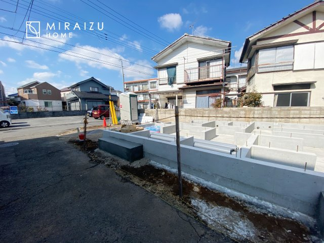 【前面道路含む現地写真】 | 青く澄み渡った綺麗な空と、陽の光をたっぷりと受ける、そんな新築住宅で新生活をスタートしてみませんか？見学・ご相談等、ミライズホーム(株)までお気軽にご連絡下さい♪

