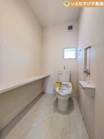BLOOMING GARDEN　羽生市南羽生1丁目のトイレ|シンプルで清潔感のあるトイレ
窓付きで明るく、お掃除しやすいシンプルな空間♪