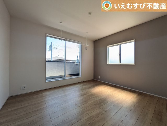 BLOOMING GARDEN　羽生市南羽生1丁目の洋室|2面採光で明るい居室
たっぷりの採光で明るいお部屋にアクセントクロスがおしゃれな洋室！