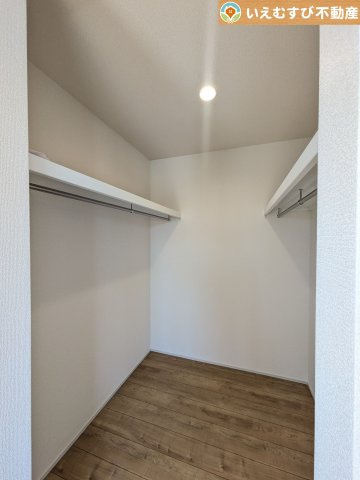 BLOOMING GARDEN　羽生市南羽生1丁目の収納|たっぷりの収納力を備えたウォークインクローゼット
たくさん収納できるので季節物やかさばるバッグなども片付きます♪