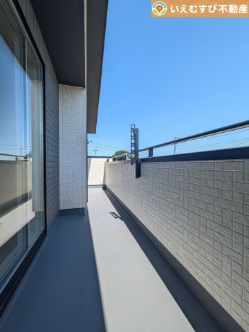 BLOOMING GARDEN　羽生市南羽生1丁目のバルコニー|南バルコニーで毎日のお洗濯もラクラク快適
しっかり太陽の光が降り注ぐ南向きなのでお洗濯物が乾きやすい♪