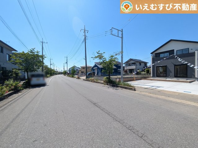 BLOOMING GARDEN　羽生市南羽生1丁目の前面道路含む現地写真|広々2車線の前面道路
間口が広くお車の出し入れも問題なく行えるスペースが確保されていて安心♪