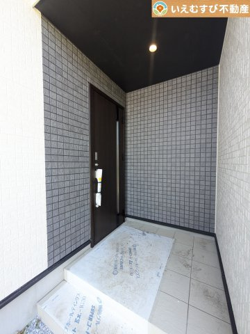 BLOOMING GARDEN　羽生市南羽生1丁目のエントランス|雨が防げる広々エントランス
駐車場からアクセスの良いエントランス。雨の日や荷物が多くても安心の動線♪