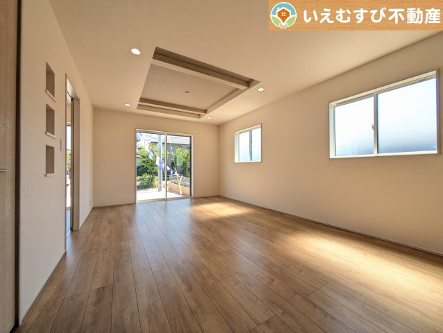 BLOOMING GARDEN　羽生市南羽生1丁目の居間・リビング|開放感と家族との距離感にこだわったＬＤＫ
開放的な折り上げ天井のリビングで家族みんなでくつろげそうですね♪
