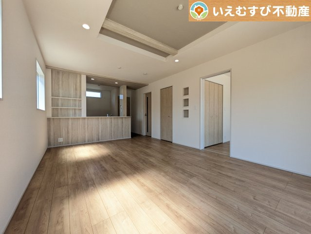 BLOOMING GARDEN　羽生市南羽生1丁目の居間・リビング|開放感と家族との距離感にこだわったＬＤＫ
採光たっぷりのリビングで休日には家族みんなでくつろげそうですね♪