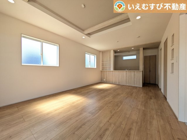 BLOOMING GARDEN　羽生市南羽生1丁目の居間・リビング|ご家族みんながゆったりくつろげるリビング
ゆとりの空間でくつろいだり遊んだり、家族の時間が楽しみですね♪