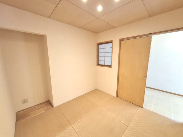【内装】 | ★2階廊下は突き当りに、窓＆収納棚を設けてあります