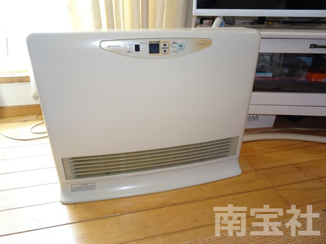 【その他】 | 備え付けのルームヒーター♪
燃焼ガスの放出なしで空気もクリーンな心地よさ♪
足元から温風が広がり、冷え性の方に嬉しい設備です