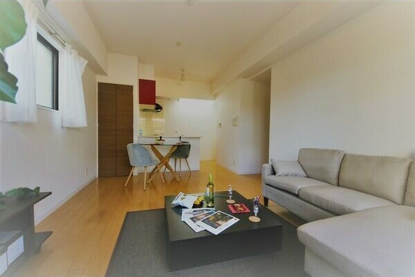 BSレジデンス栄(旧グランルージュ栄)の居間・リビング