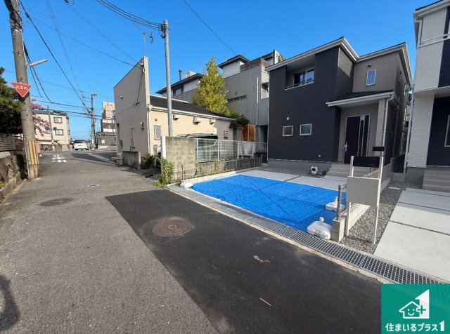 羽曳野市野々上　第2期　新築一戸建ての前面道路含む現地写真|周辺は閑静な住宅街！前面道路広々で車の出し入れも便利です。駐車が苦手な方でも安心して車庫入れできます！